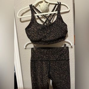 **LIKE NEW** lululemon sports bra (size 10) & legging (size 8) set